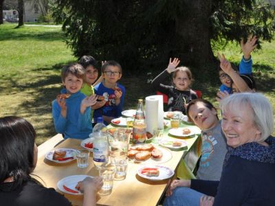 Die Gruppe der MiKi-Kids beim Essen im Kinderschutzbund Kempten