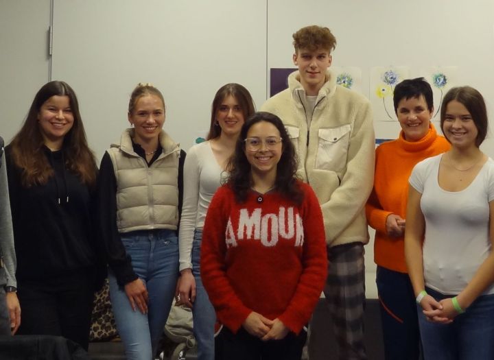 Neue Kräfte zum Babysitten geschult