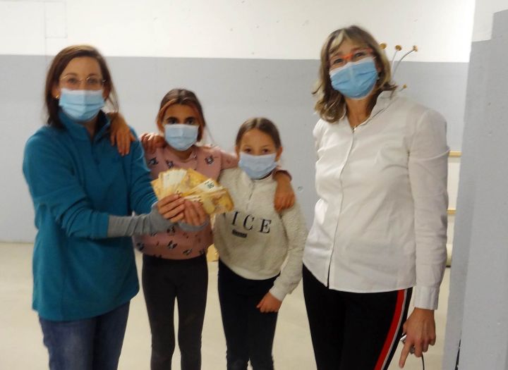 Der AÜW-Restcent für den Tobekeller im Kinderschutzbund