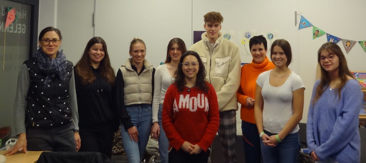 Neue Kräfte zum Babysitten geschult