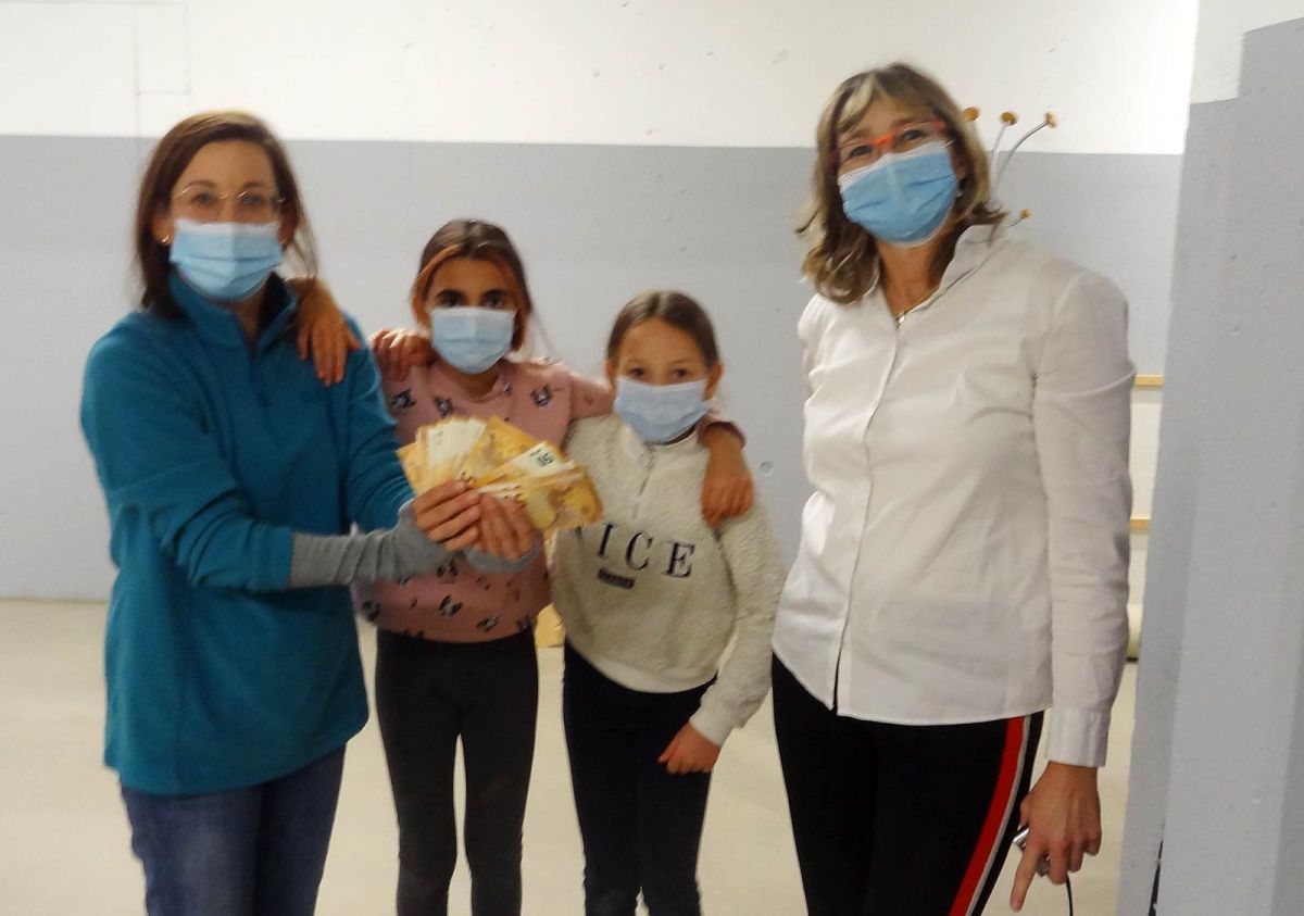 Der AÜW-Restcent für den Tobekeller im Kinderschutzbund